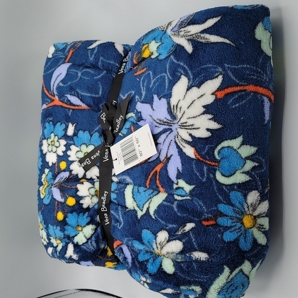 Vera Bradley floral bursts throw blanket - Picture 5 of 5